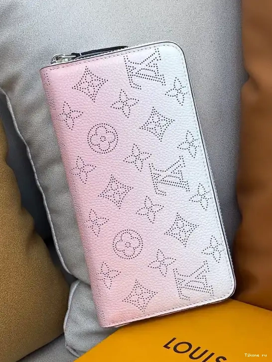 Affordable VUITTON LOUIS ZIPPY WALLET 0525